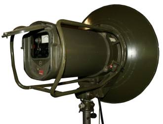 R-902, der Sender ist hinten an der Parabolantenne angebracht